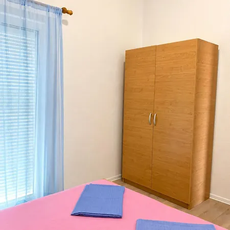 Apartments Vir